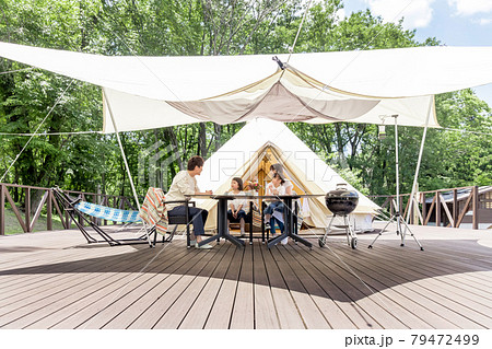 グランピングを楽しむ家族 グランピングを楽しむ家族 79472499