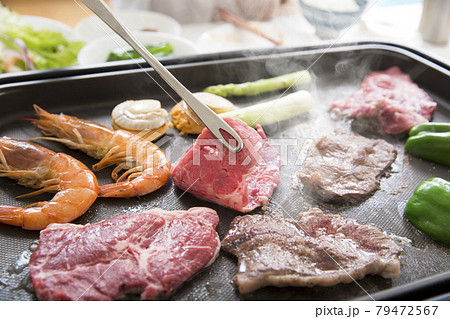 ホットプレートで焼肉、家庭料理 ホットプレートで焼肉、家庭料理 79472567