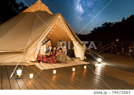 グランピングを楽しむ家族 79472665