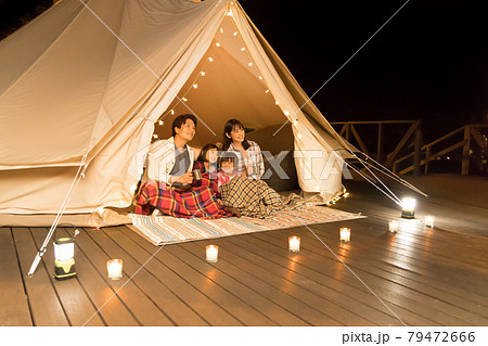 グランピングを楽しむ家族 79472666