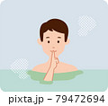 温泉で気持ちよさそうに黙浴する男性 79472694