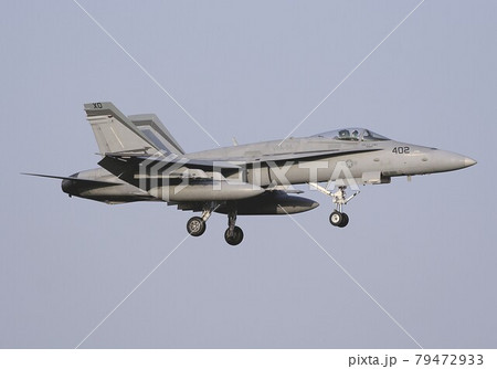 飛行する米海軍の空母艦載機F/A-18Cホーネット戦闘攻撃機 79472933