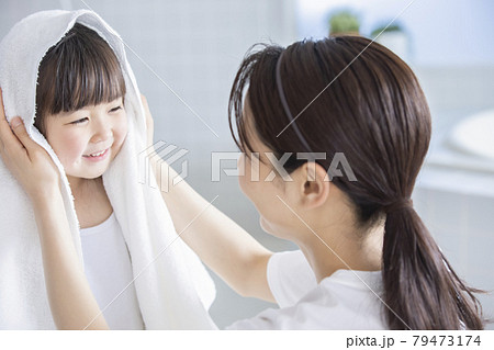 親子 お風呂上がり 親子 お風呂上がり 79473174