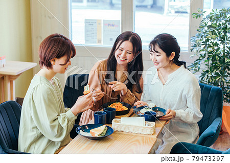 女子会 ランチ カフェ 飲食店にきた女性たちの写真素材