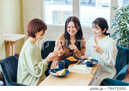 女子会・ランチ・カフェ・飲食店にきた女性たち 女子会・ランチ・カフェ・飲食店にきた女性たち 79473300