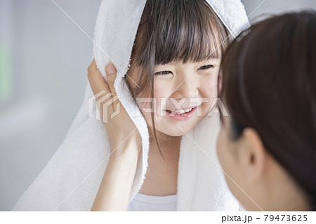 親子　ライフスタイル　 79473625