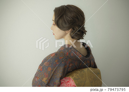 藍色の小紋を着た女性 着物 藍色の小紋を着た女性 着物 79473795
