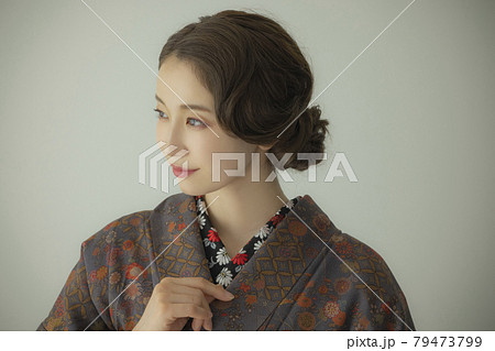 藍色の小紋を着た女性　着物 79473799