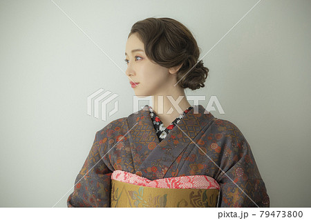 藍色の小紋を着た女性　着物 79473800