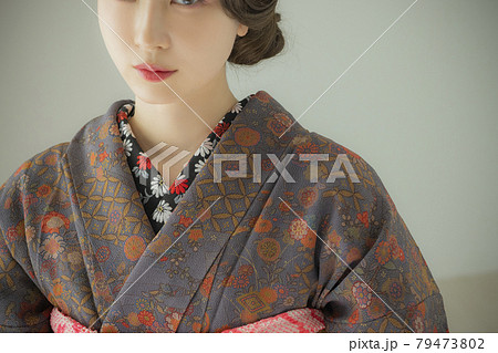 藍色の小紋を着た女性 着物 藍色の小紋を着た女性 着物 79473802