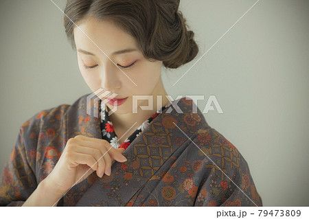 藍色の小紋を着た女性　着物 79473809