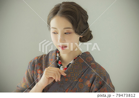 藍色の小紋を着た女性 着物 藍色の小紋を着た女性 着物 79473812