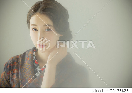 藍色の小紋を着た女性 着物 藍色の小紋を着た女性 着物 79473823