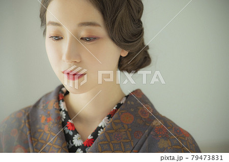 藍色の小紋を着た女性 着物 藍色の小紋を着た女性 着物 79473831