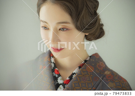 藍色の小紋を着た女性　着物 79473833