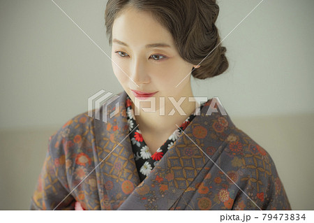 藍色の小紋を着た女性　着物 79473834