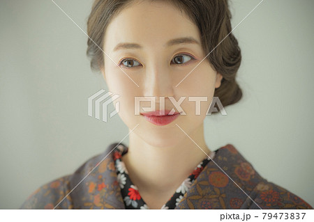 藍色の小紋を着た女性　着物 79473837