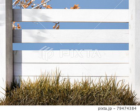 秋冬をイメージした白い柵と空の素材のイラスト素材