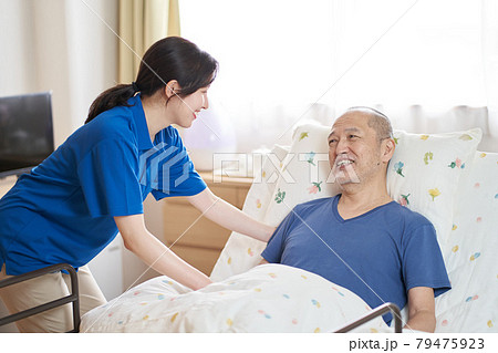 介護施設で働く女性介護士 79475923