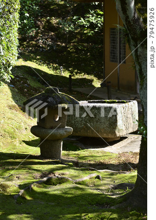 桂離宮 外腰掛 二重桝形の手水鉢と灯籠 桂離宮 外腰掛 二重桝形の手水鉢と灯籠 79475926