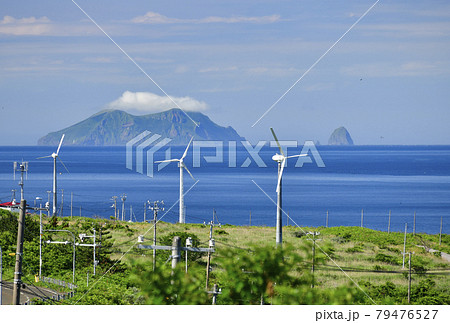 夏の北海道松前町原口地区で松前小島と風力発電の風車の風景を撮影 夏の北海道松前町原口地区で松前小島と風力発電の風車の風景を撮影 79476527