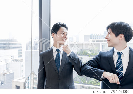 ビジネスイメージ　肘タッチ　挨拶 79476800