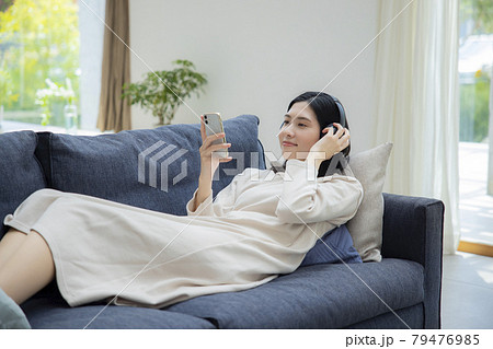 リビングで横になる女性　 79476985