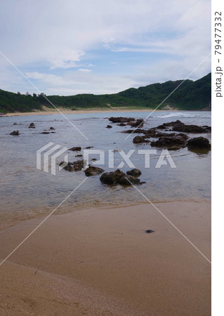 日本海　琴引浜の鳴き砂と岩場　京丹後市 79477332