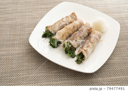 かいわれ大根の豚肉巻き（大根おろし付き） 79477491