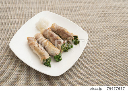 かいわれ大根の豚肉巻き（大根おろし付き） 79477657
