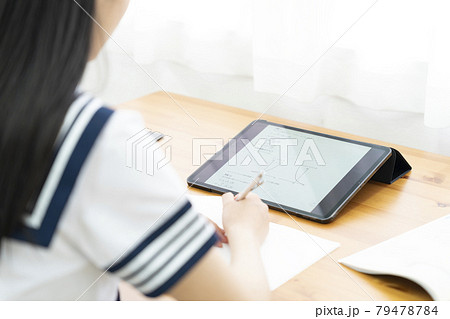 オンラインでAIによる授業を受ける女子高生 79478784
