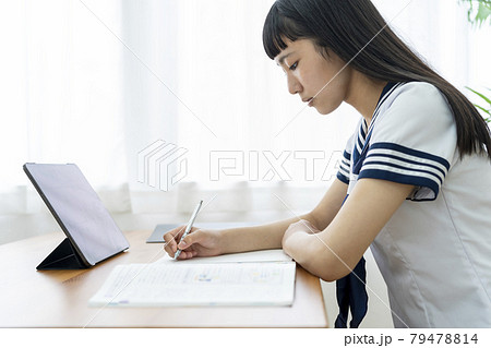 真剣にオンライン授業を受ける女子高生 真剣にオンライン授業を受ける女子高生 79478814