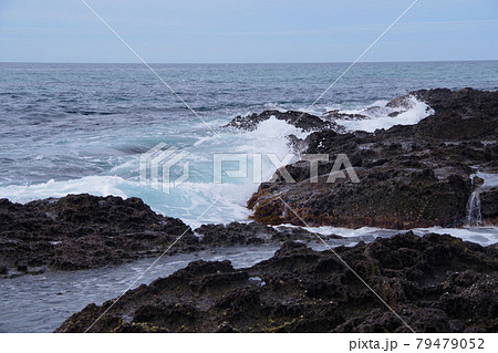日本海の荒波　凝灰岩に弾ける波　丹後半島 79479052