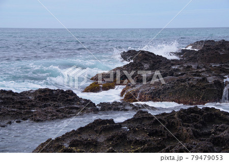 日本海の荒波　凝灰岩に弾ける波　丹後半島 79479053