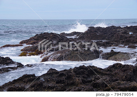 日本海の荒波　凝灰岩に弾ける波　丹後半島 79479054