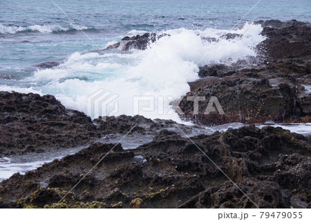 日本海の荒波　凝灰岩に弾ける波　丹後半島 79479055
