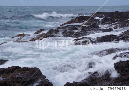 日本海の荒波　凝灰岩に弾ける波　丹後半島 79479058