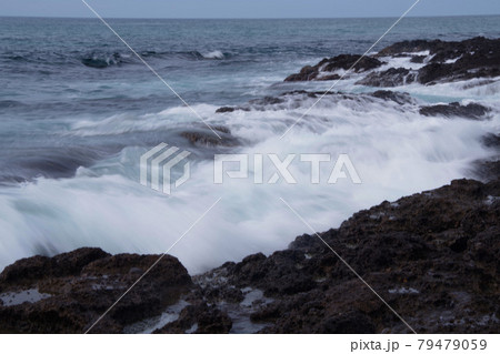 日本海の荒波　凝灰岩に弾ける波　丹後半島 79479059