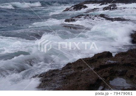 日本海の荒波　凝灰岩に弾ける波　丹後半島 79479061