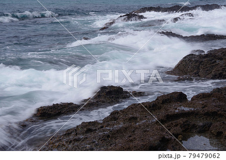 日本海の荒波　凝灰岩に弾ける波　丹後半島 79479062