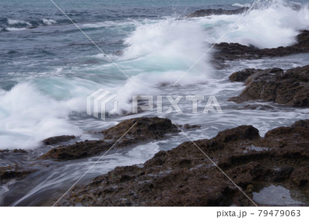 日本海の荒波 凝灰岩に弾ける波 丹後半島 日本海の荒波 凝灰岩に弾ける波 丹後半島 79479063