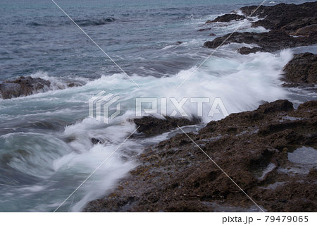 日本海の荒波　凝灰岩に弾ける波　丹後半島 79479065