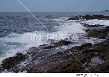 日本海の荒波　凝灰岩に弾ける波　丹後半島 79479067