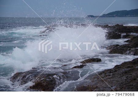 日本海の荒波　凝灰岩に弾ける波　丹後半島 79479068