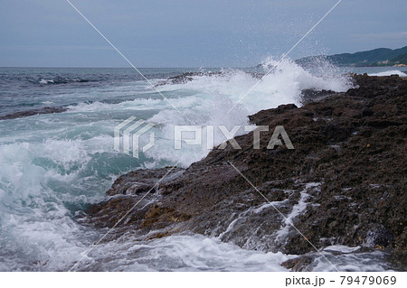 日本海の荒波　凝灰岩に弾ける波　丹後半島 79479069