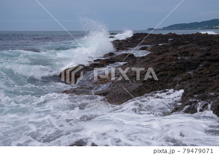 日本海の荒波　凝灰岩に弾ける波　丹後半島 79479071