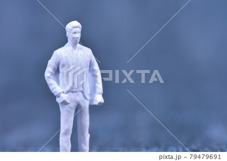 立っているミニチュア人形 79479691