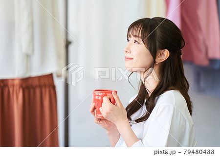 働く女性　テレワーク　リモート　クリエーター　アパレル　ブランド　デザイナー　ファッション 79480488