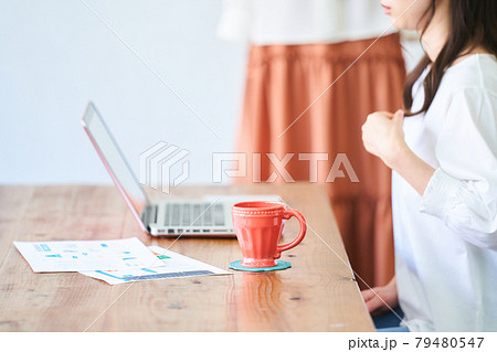 働く女性 テレワーク リモート クリエーター アパレル ブランド デザイナー ファッション 働く女性 テレワーク リモート クリエーター アパレル ブランド デザイナー ファッション 79480547