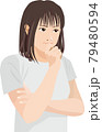 腕組みして考え込む女性 79480594